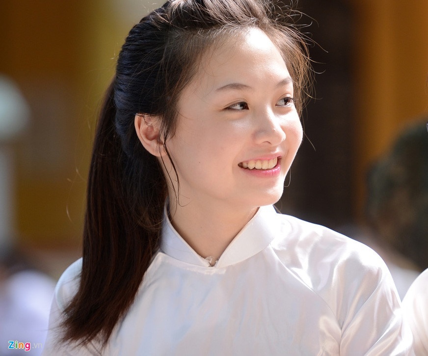 nu sinh truong phan dinh phung anh 10