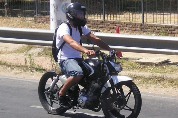 Ngat xiu vi di mua tra sua cho ban gai giua troi nang 40 do C hinh anh