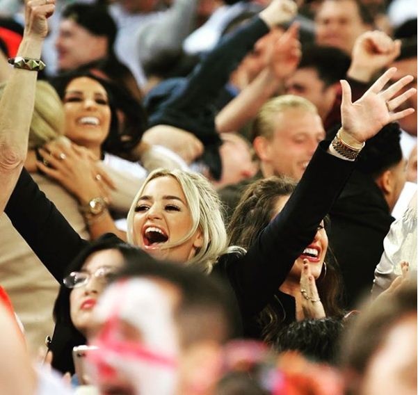 ban gai cau thu tuyen Anh anh 10