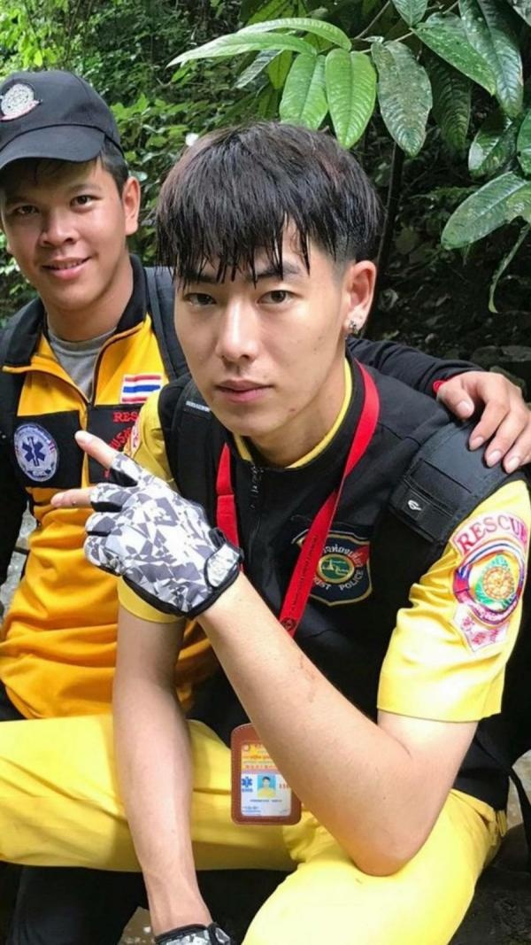 nhan vien doan cuu ho dien trai anh 2