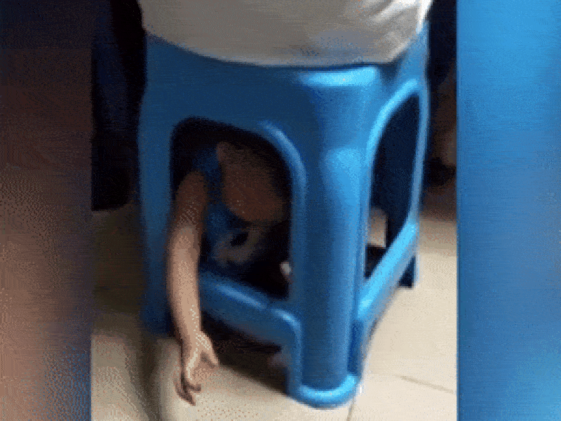 Ba me Trung Quoc nhot con duoi gam ghe de ranh tay danh bac hinh anh