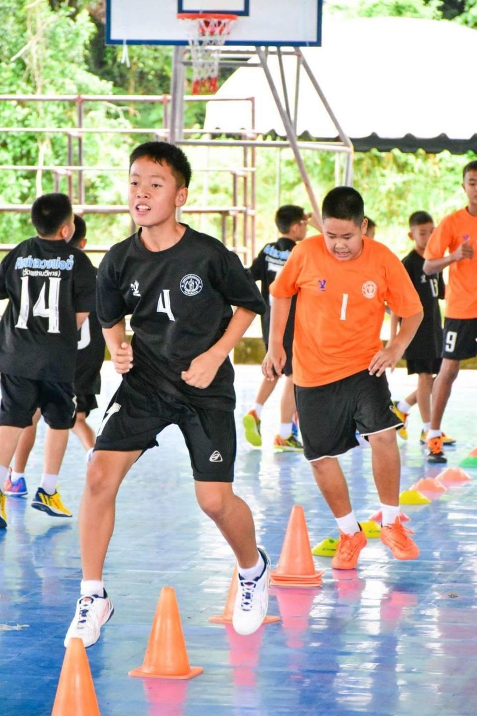 cầu thủ đội bóng Thái bị mắc kẹt ảnh 2 cau thu doi bong Thai bi mac ket anh 2