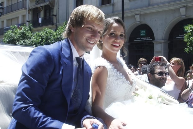 Dam cuoi cua Ivan Rakitic va ban gai xinh dep hinh anh
