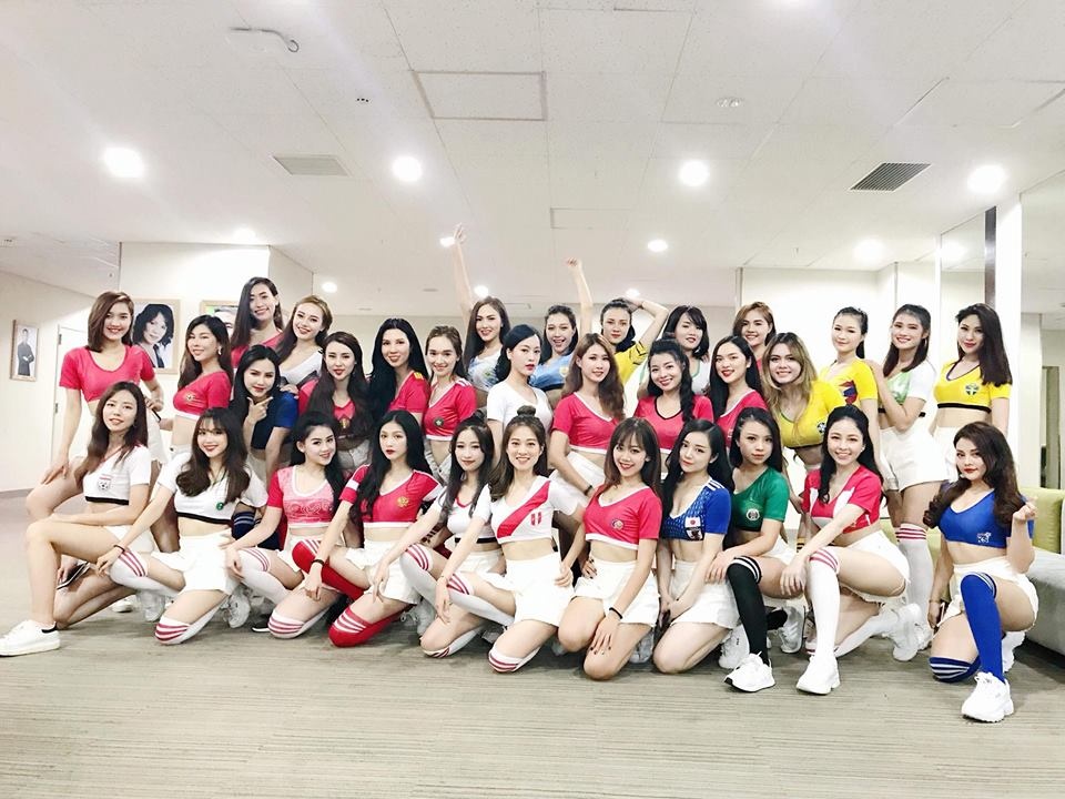 khoanh khac than thiet cua dan hot girl World Cup anh 1