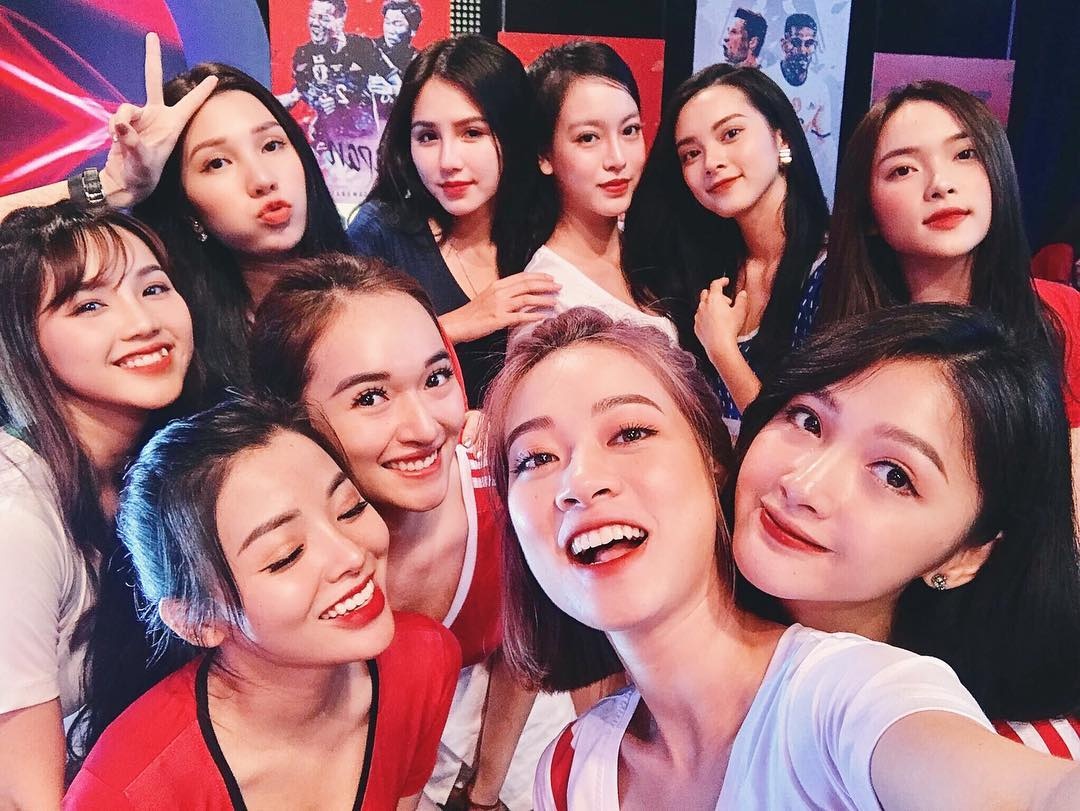 Tram Anh bi cac hot girl World Cup tay chay anh 6