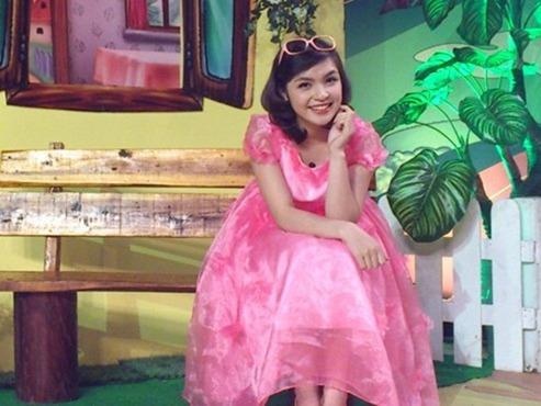 'Chi Kinh Hong' Nguyen Thi Hang gay an tuong nho giong noi trong treo hinh anh