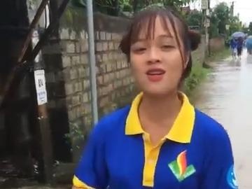 Nu tinh nguyen vien 9X vua loi nuoc vua vui ve dan hat hinh anh