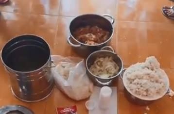 Phu huynh to truong mam non cho tre an com moc, dau ca hinh anh