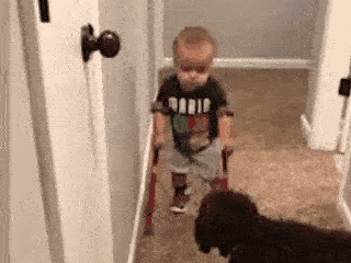 Clip be trai 2 tuoi tap di thu hut hon 23 trieu luot xem hinh anh