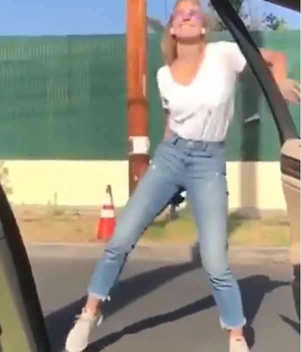 cô gái bị đâm khi lao ra khỏi xe ảnh 1 co gai bi dam khi lao ra khoi xe anh 1