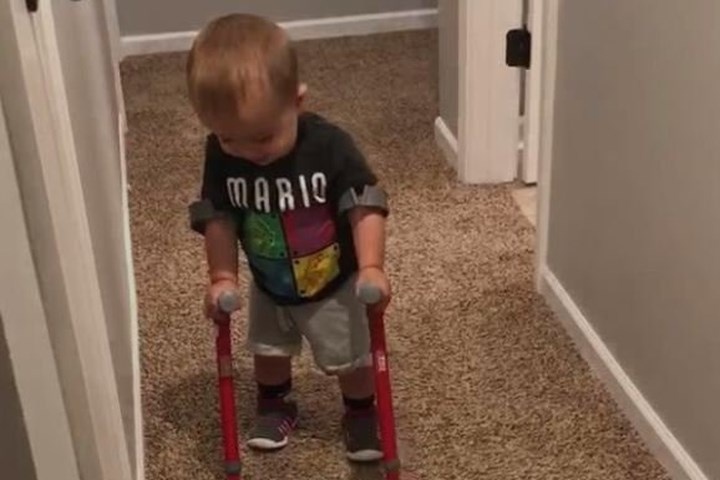 Be trai 2 tuoi truyen cam hung cho hang trieu nguoi voi clip tap di hinh anh