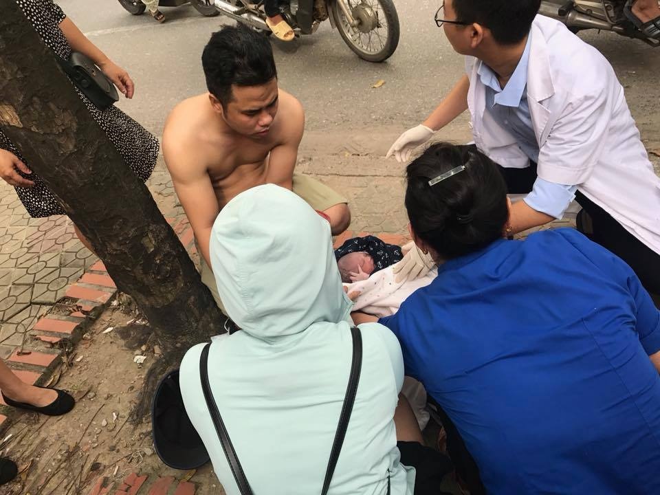 Ba bau de roi con doc duong, goi 5 taxi khong cai nao dung lai hinh anh