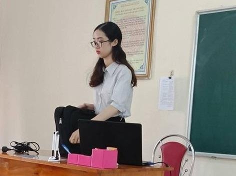 Nu giao vien 9X bat ngo noi tieng vi anh chup len xinh dep hinh anh