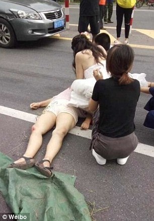 co dau cuu nguoi giua duong anh 2