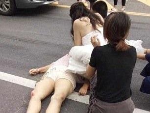 Co dau mac vay cuoi van ra duong cap cuu nguoi gap tai nan hinh anh