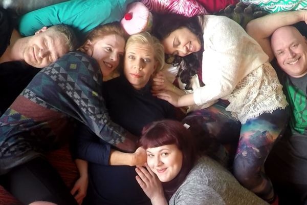 Kiếm tiền tỉ bằng việc ôm người khác ảnh 3 Kiem tien ti bang viec om nguoi khac anh 3