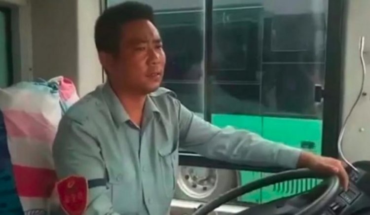 Tai xe bus lam 'ong mai' se duyen cho nhieu ban tre nen vo chong hinh anh