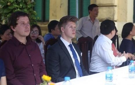 Thay giao Tay dien trai du le khai giang truong THPT Viet Duc hinh anh
