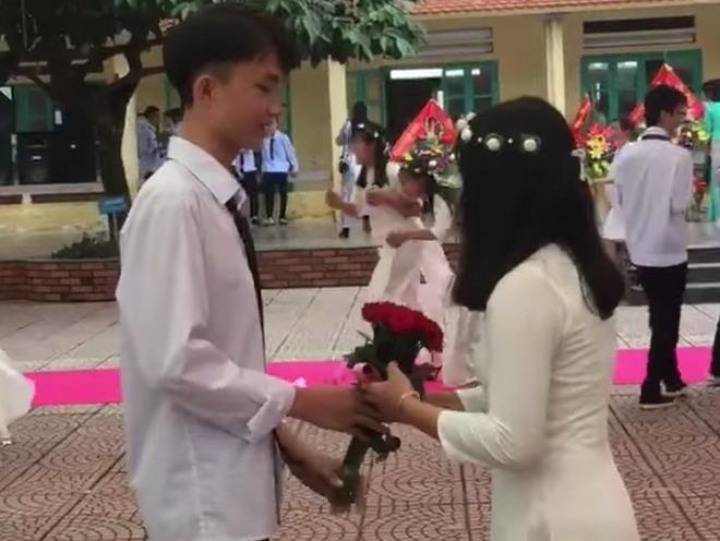 Nam sinh Hai Phong to tinh voi ban gai cu trong le khai giang hinh anh