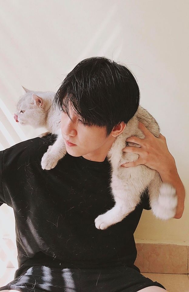9X Hai Phong dien trai chup anh voi meo anh 2
