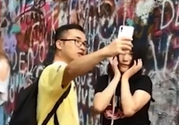 Cô gái dùng bạn trai làm gậy tự sướng ảnh 1 Co gai dung ban trai lam gay tu suong anh 1