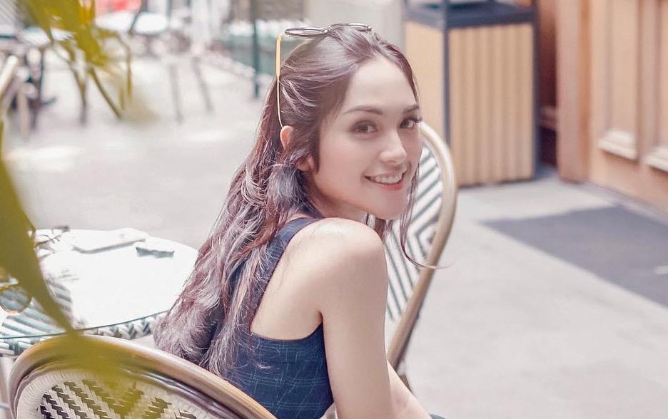 Hot girl cung bo cap co ban trai thieu gia, noi tieng o Indonesia hinh anh