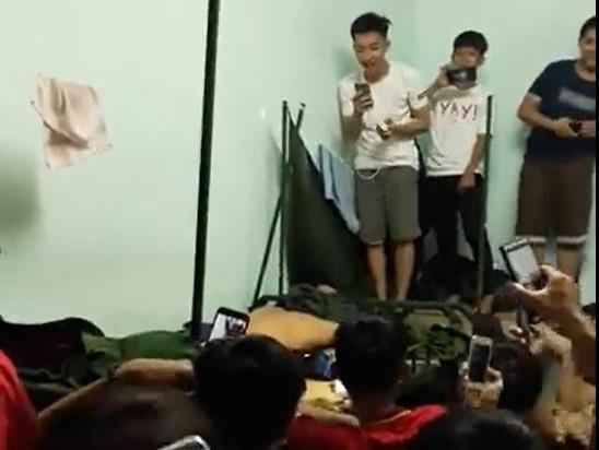 Nhom 40 nguoi ban hat 'Em gai mua' an ui nam sinh that tinh hinh anh