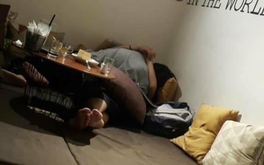 Doi trai gai than nhien 'nam de len nhau' tai quan ca phe o Ha Noi hinh anh