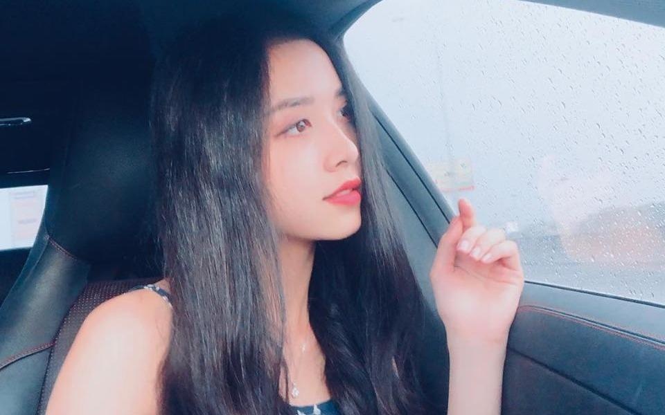 A hau 2 Nguyen Thi Thuy An vui ve cho ca an trong chuyen du lich hinh anh