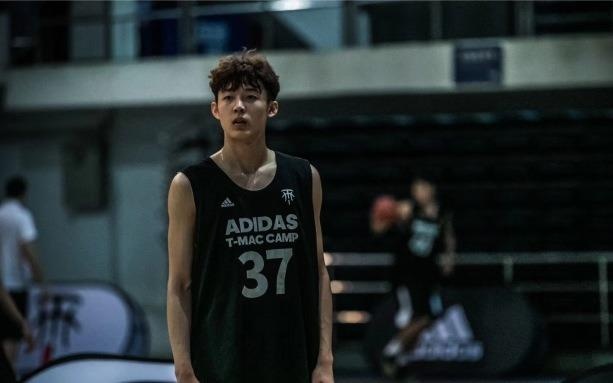 Van dong vien bong ro dien trai, cao 1,99 m 'don tim' dan mang hinh anh