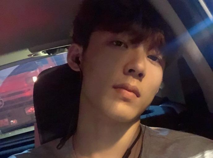 Hot boy bong ro 19 tuoi, cao 1,99 m 'don tim' cac chi em hinh anh
