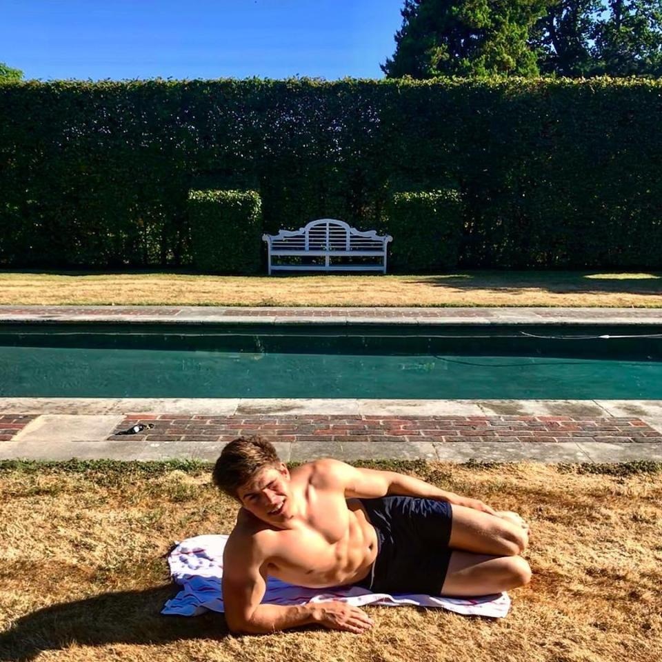 hoang tu Anh cong khai ban gai anh 9