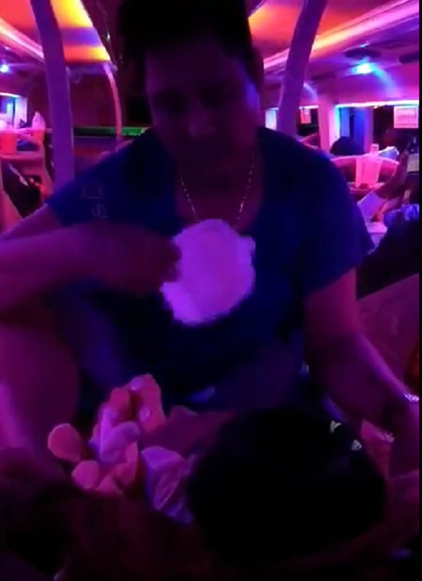 Ong bo ngoi quat cho con de vo ngu anh 1