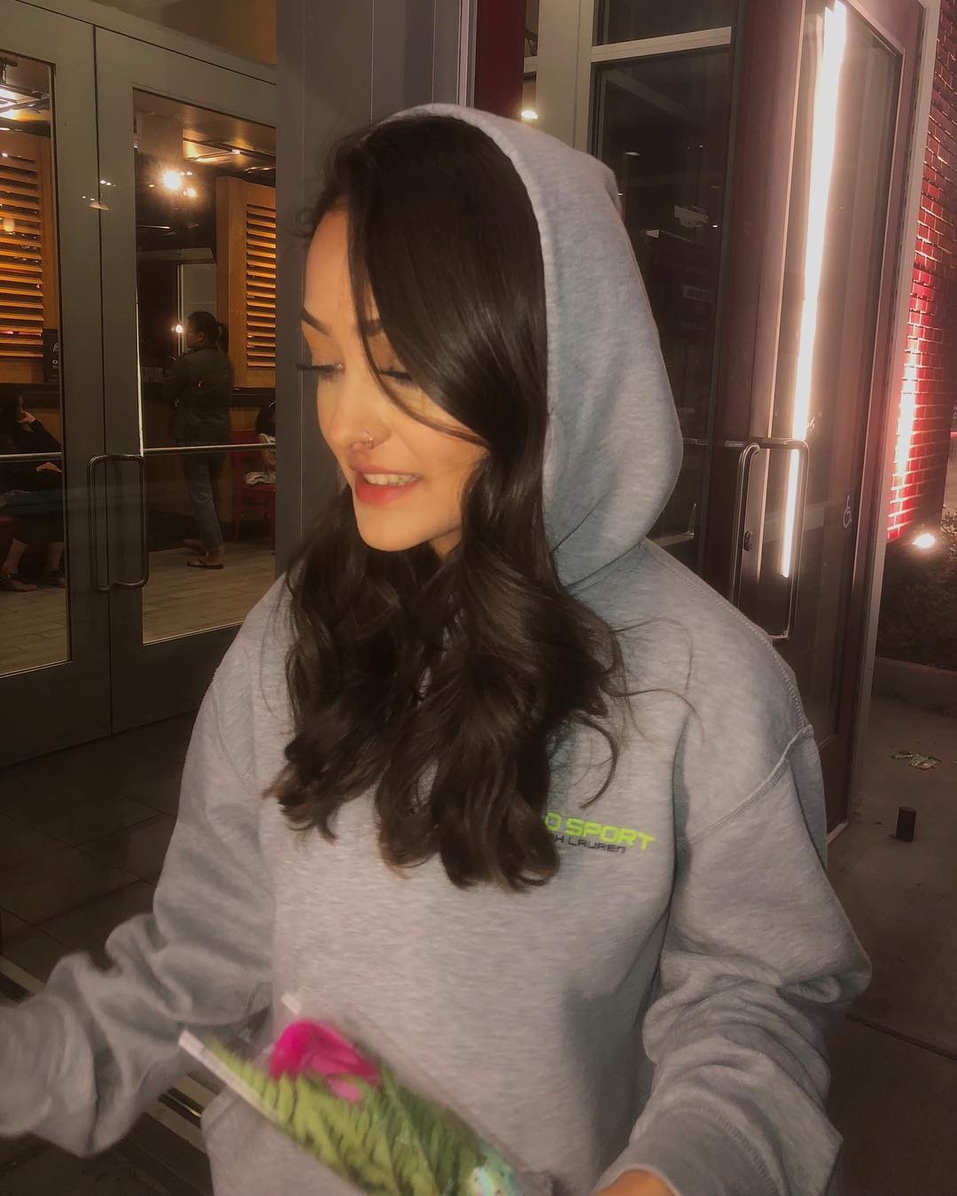 Hot girl giong ca si Ariana Grande anh 11