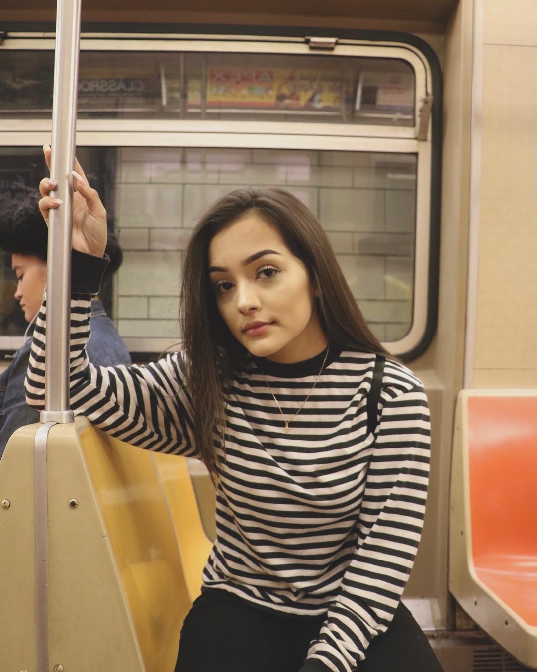 Hot girl giong ca si Ariana Grande anh 12