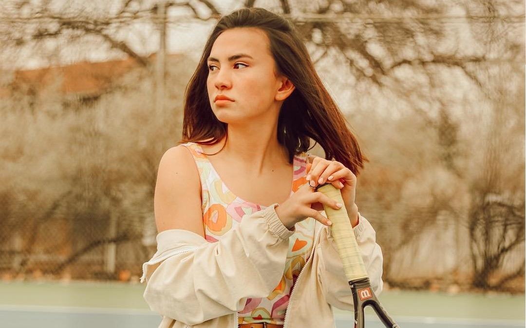 Hot girl goc Viet 10X kiem bon tien tai My hinh anh