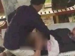 Doi trai gai than nhien 'may mua' trong cong vien giua ban ngay? hinh anh