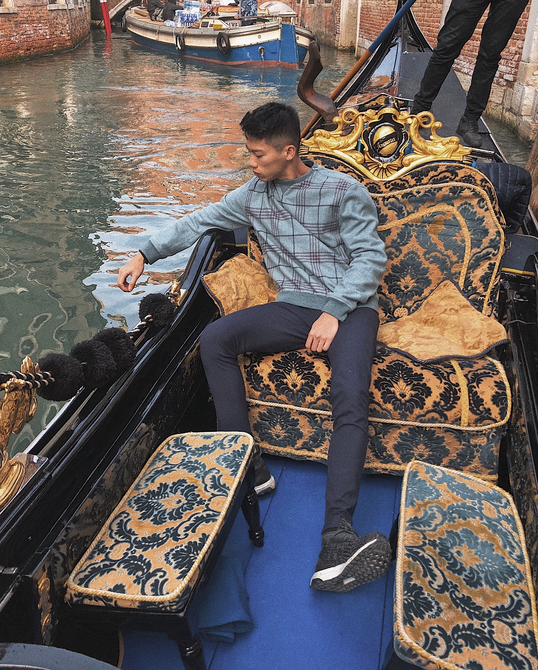 chu cua hang hoa dep trai anh 11