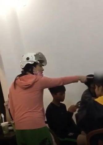 mẹ đánh con gái ở quán trà sữa ảnh 1 me danh con gai o quan tra sua anh 1