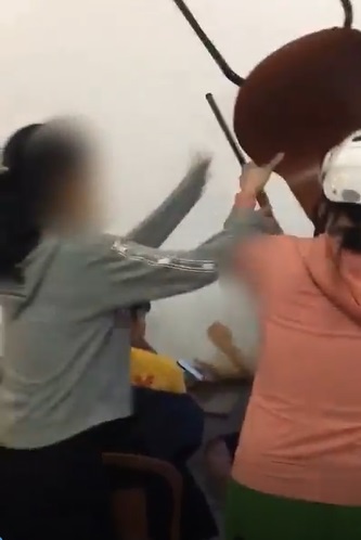 mẹ đánh con gái ở quán trà sữa ảnh 2 me danh con gai o quan tra sua anh 2