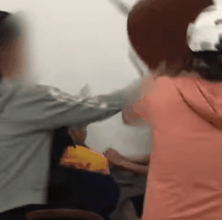 Ba me chui boi, doa danh khi gap con gai va ban trong quan tra sua hinh anh