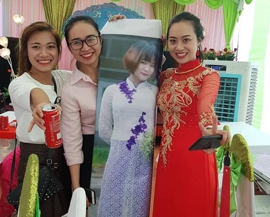 Co dau chup anh cung hinh ban than trong ngay cuoi hinh anh