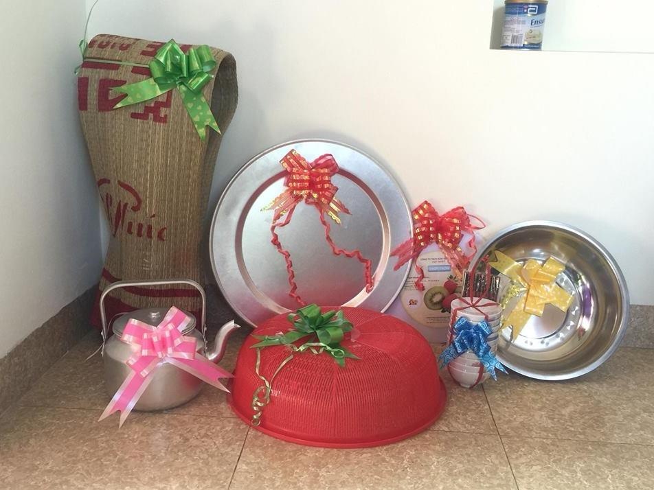 Nhom ban tang long ban, thot nhua cho chu re Nam Dinh trong ngay cuoi hinh anh