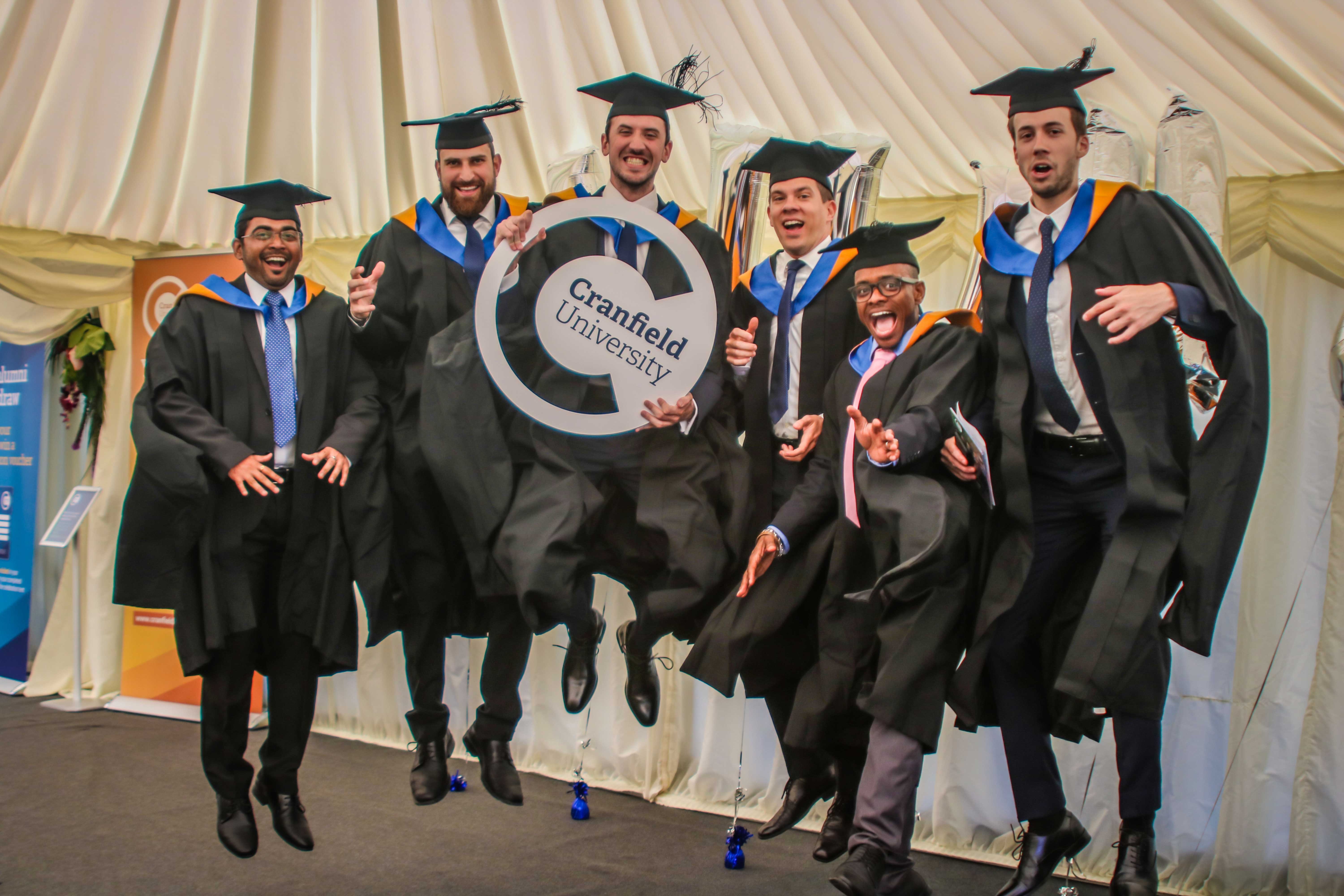 dai hoc duy nhat co san bay anh 12