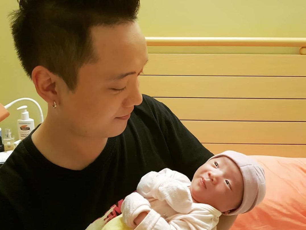 Con gai JustaTee - Tram Anh 'gay bao' mang voi bieu cam hai huoc hinh anh