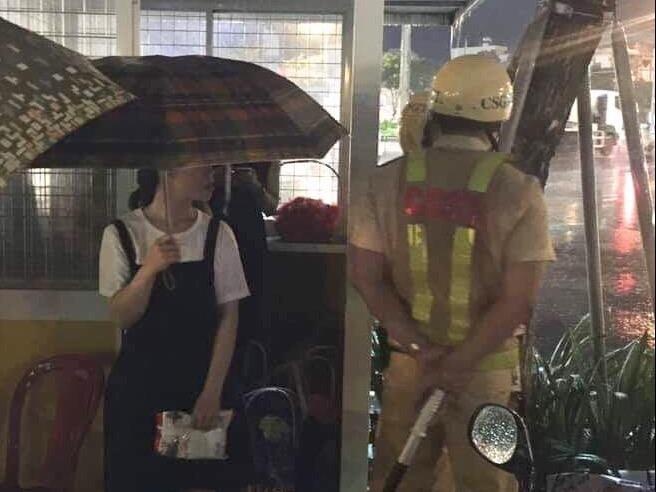 Con mua bat chot va hanh dong dep cua chien si CSGT Da Nang hinh anh