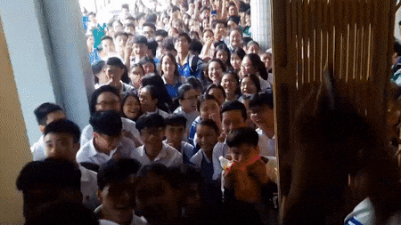 Ca truong vay kin nha ve sinh xem nam sinh Da Nang to tinh dip 20/10 hinh anh