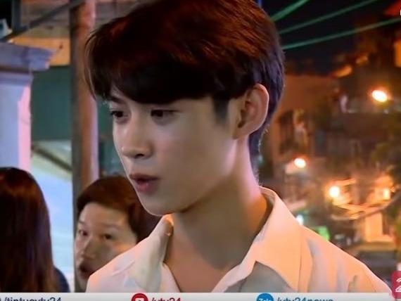 Nam sinh xuat hien dien trai tren song truyen hinh hinh anh