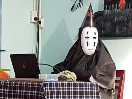 Thay giao Khanh Hoa hoa thanh Vo Dien trong tiec Halloween o lop hinh anh