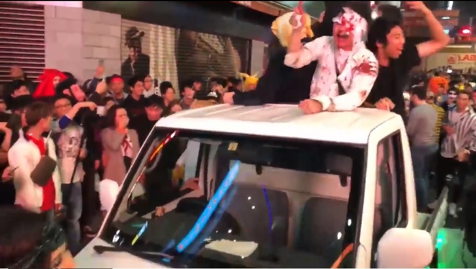 Tinh trang hon loan trong le hoi Halloween o Nhat Ban hinh anh